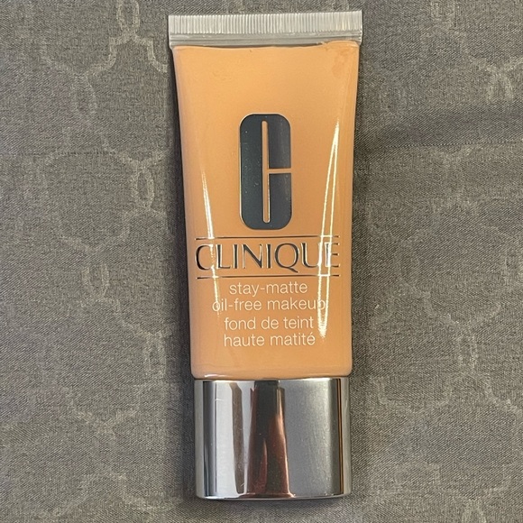 Clinique Stay-Matte Oil-free Makeup - Picture 7 of 8